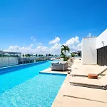 Luxury 2-Story Apt With Jacuzzi